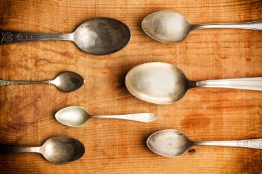 Ahşap mutfak masasında gümüş kaşıklar