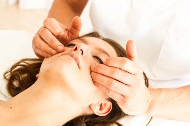 Bir kadına masaj ve fizyoterapi