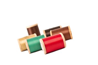 Beyaz arka plan üzerinde renkli iplikler makaraları