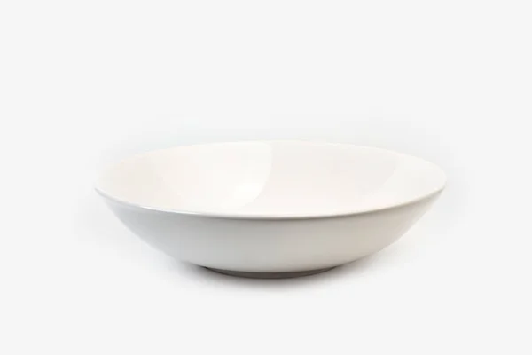 Ein Tiefweißer Keramikteller Auf Weißem Hintergrund — Stockfoto