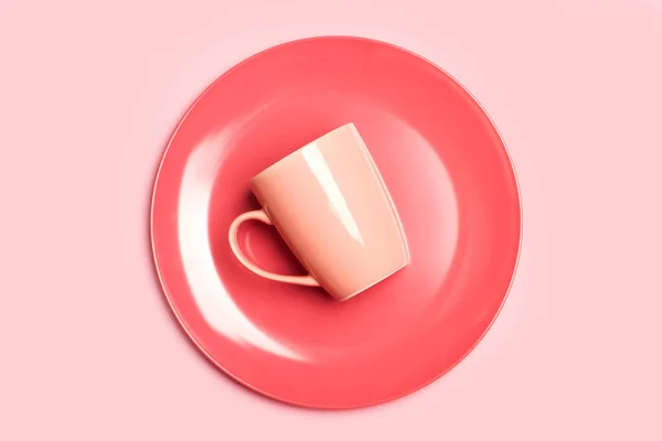 Una Taza Rosa Plato Rosa Sobre Fondo Rosa Una Vista —  Fotos de Stock