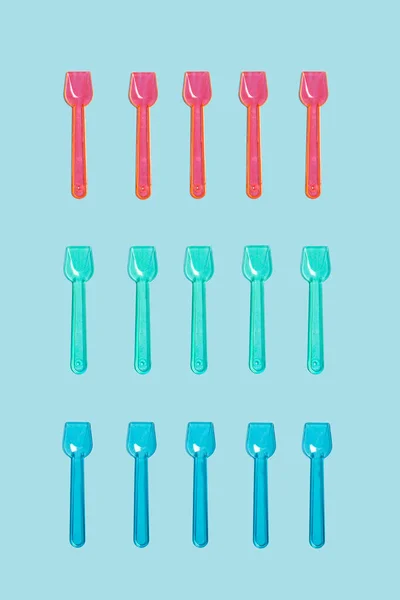 Χρωματιστά Πλαστικά Κουτάλια Παγωτού Γαλάζιο Φόντο — Φωτογραφία Αρχείου