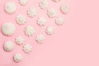 Pembe arka planda kremalı pasta, üst manzarada.