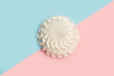 Pembe ve açık mavi arkaplanda kremalı pasta.