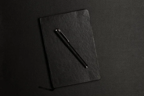 Una Penna Sfera Nera Diario Nero Uno Sfondo Nero — Foto Stock