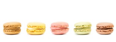 Çok renkli makaronlar geniş bir format görünümünde beyaz bir arkaplanda izole edildi