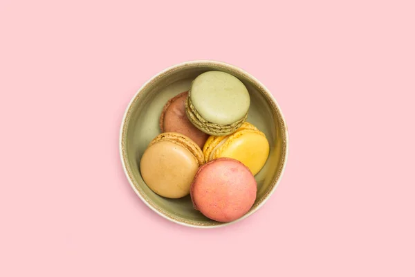 Farbige Macarons Einer Grünen Schüssel Auf Rosa Hintergrund Einer Draufsicht — Stockfoto