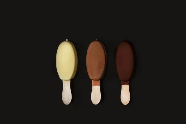 Três Tipos Piruetas Gelo Chocolate Fundo Preto — Fotografia de Stock