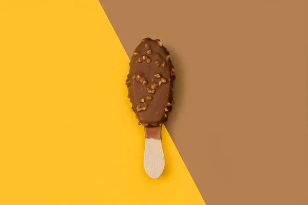 Chocolate Mergulhado Gelo Alegre Com Chips Amendoim Fundo Marrom Amarelo — Fotografia de Stock