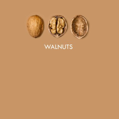 Cevizleri aç ve kapat ve fındık kabuğunu kahverengi arkaplanda üstten izle