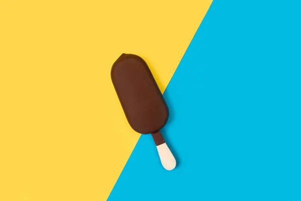 Glace Trempée Chocolat Noir Sur Fond Jaune Bleu Clair Dans — Photo