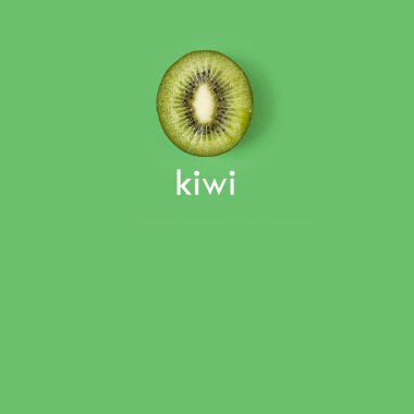 Yeşil arkaplanda yeşil bir kivi. Üst görünümde kopyalama alanı var.