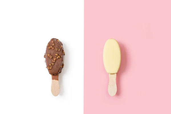 Beyaz çikolata soslu buz lolipop pembe arka planda ve çikolata soslu buzlu lolipop ve beyaz arka planda fıstık cipsi.