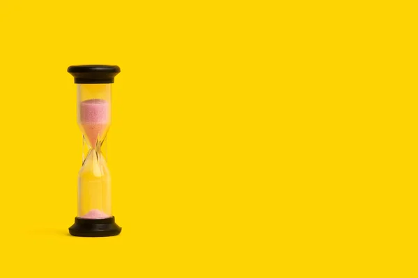 Reloj Arena Rosa Sobre Fondo Amarillo Con Espacio Para Copiar —  Fotos de Stock