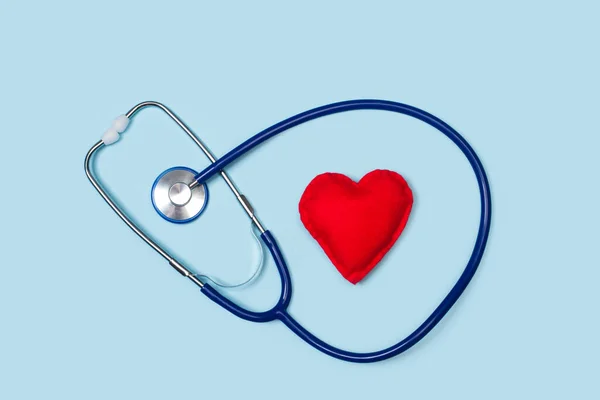 Ein Stethoskop Mit Einem Roten Herz Aus Stoff Auf Hellblauem — Stockfoto