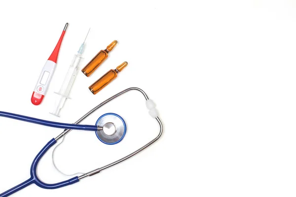 Ein Stethoskop Ein Thermometer Und Eine Spritze Auf Weißem Hintergrund — Stockfoto