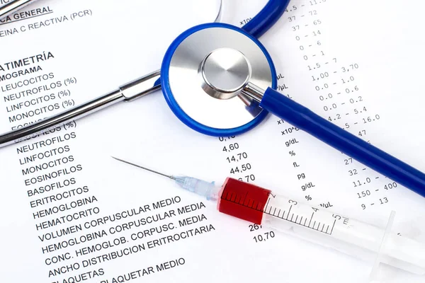 Ein Stethoskop Zur Medizinischen Bewertung Und Eine Spritze Mit Blut — Stockfoto