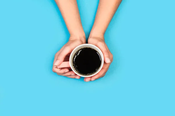 Mani Donna Possesso Una Tazza Caffè Nero Uno Sfondo Azzurro — Foto Stock