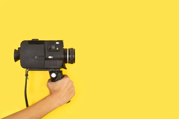 Жінка Тримає Вісім Фотоапаратів Жовтому Тлі Копіювальним Простором — стокове фото