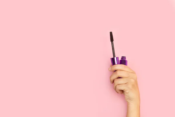 Vrouw Hand Met Een Wimper Mascara Een Roze Achtergrond Met — Stockfoto