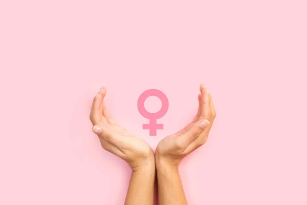 Женские Руки Защищают Женский Знак Розовом Фоне — стоковое фото