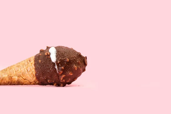 Cone Sorvete Chocolate Com Chips Amendoim Fundo Rosa — Fotografia de Stock
