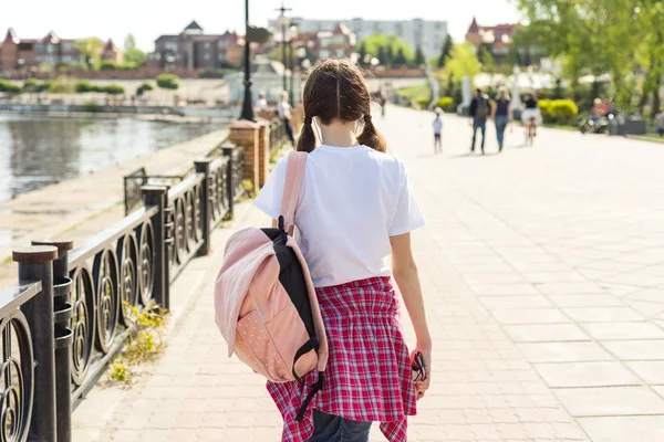 Adolescente Menina Estudante Andando Pela Rua Com Mochila Voltar Para — Fotografia de Stock