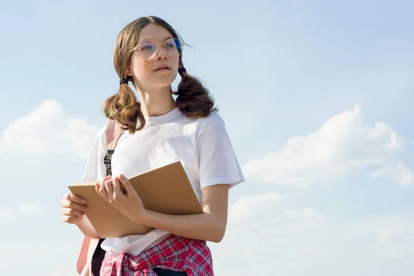 Tonårsflicka Student Bär Glasögon Med Ryggsäck Läsebok Himmel Bakgrund — Stockfoto