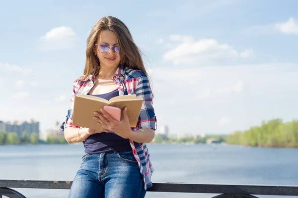 Outdoor Portret Volwassen Vrouw Vrouwelijke Leesboek Achtergrond Straat Stad Rivier — Stockfoto