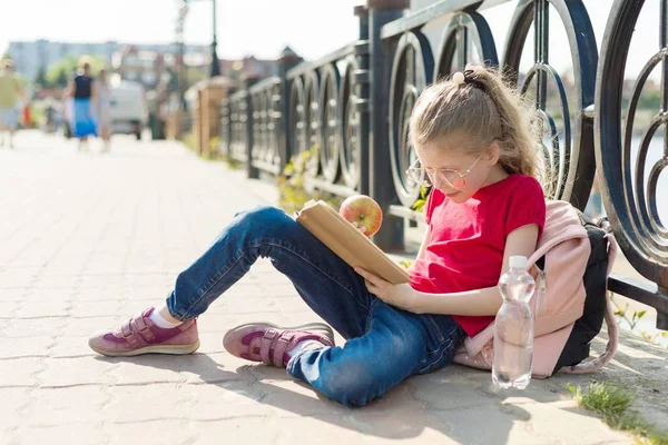 Παιδί Κορίτσι Φοιτητής Φορώντας Γυαλιά Σακίδιο Διαβάζει Βιβλίο Αστικό Φόντο — Φωτογραφία Αρχείου