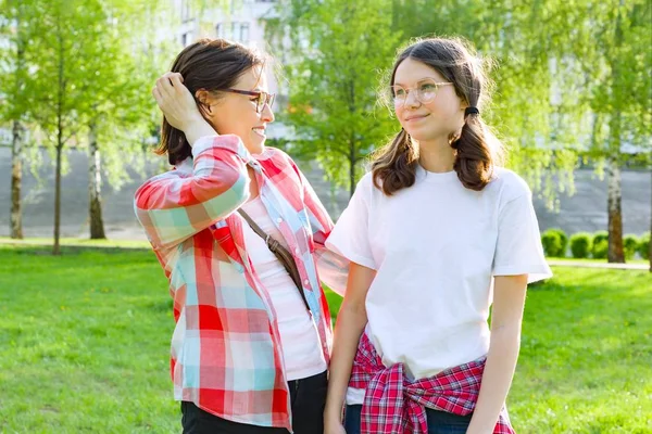 Rodič Teenager Matka Mluví Svou Dospívající Dcerou Let Přírodní Pozadí — Stock fotografie