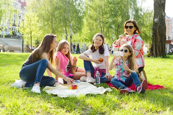 Rest Park Mothers Children Sit Grass Women Drink Coffee Children — Stock Photo, Image