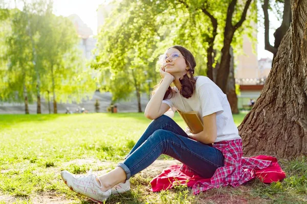 Dziewczyna Student Nastolatek Odpoczynek Czytanie Książce Park — Zdjęcie stockowe