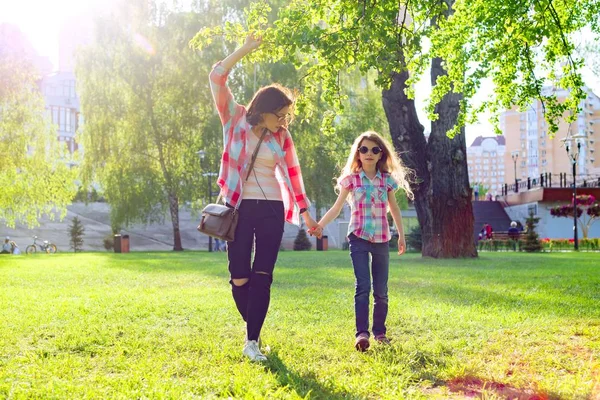 妈妈和女儿牵着手在公园里散步 — 图库照片