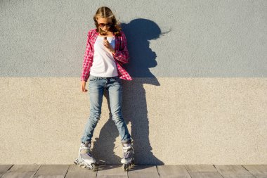 Güzellik teen modeli kız silindirler ayakkabılı bir çikolata barında, gri duvar arka plan üzerinde çikolata, alır