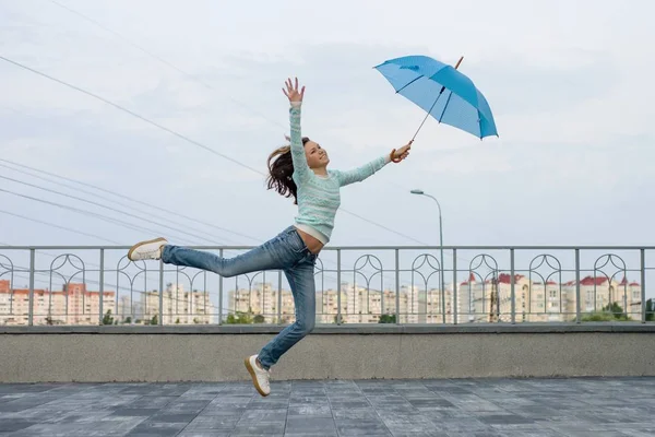 Menina Está Voando Com Guarda Chuva Fundo Cidade — Fotografia de Stock