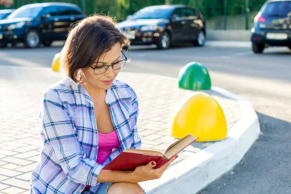 Smiling Mature Woman Reading Book Urban Background — Stock Photo, Image