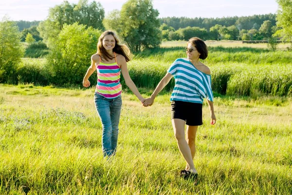 Parent Teenager Happy Mother Teen Daughter Years Old Hold Hands — Stock Photo, Image
