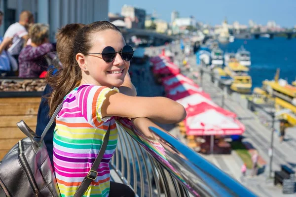 Lächeln Attraktive Mädchen Teenager Jahre Alt Hintergrund Flussufer Stadt Flusshafen — Stockfoto