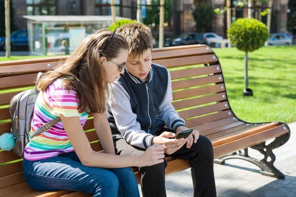 Niños Niñas Adolescentes Juegan Leen Miran Teléfono Inteligente Banco Fondo —  Fotos de Stock