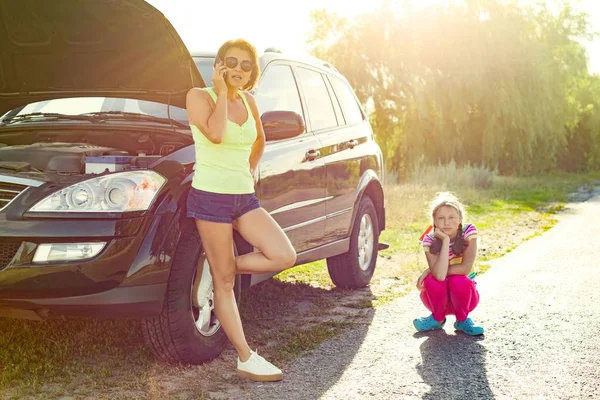 Woman Driver Child Country Road Broken Car She Needs Help — Stock Photo, Image