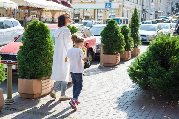 Városi Portréja Szülő Gyermek Anya Lánya Kéz Kézben Séta Város — Stock Fotó