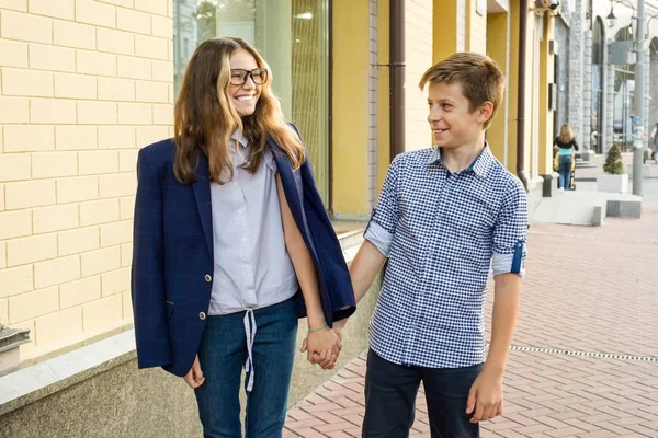 Retrato Una Feliz Pareja Adolescentes —  Fotos de Stock