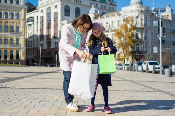 Mom Little Daughter Happy Shopping Pose Background Square European City — Stock Photo, Image