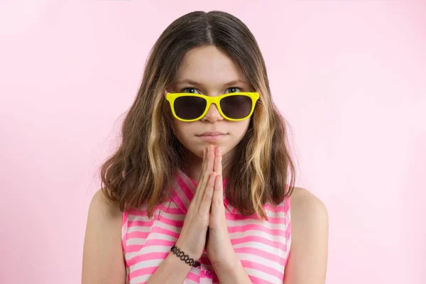 Tizenéves Lány Egy Imát Így Meditál Rózsaszín Háttér — Stock Fotó