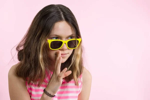 Retrato Menina Adolescente Conta Segredos Bisbilhotices Fundo Rosa Estúdio — Fotografia de Stock