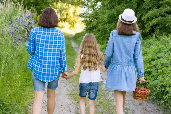 Familj Sommaren Landsbygden Skogsväg Mor Och Dotter Håller Händer Från — Stockfoto