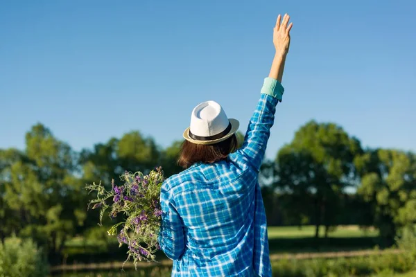 Utomhus Sommaren Porträtt Kvinna Med Bukett Vildblommor Halm Hat Från — Stockfoto