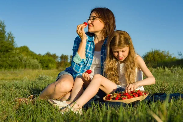 Mamma Och Dotter Naturen Land Sommarlovet Mor Och Barn Sitter — Stockfoto