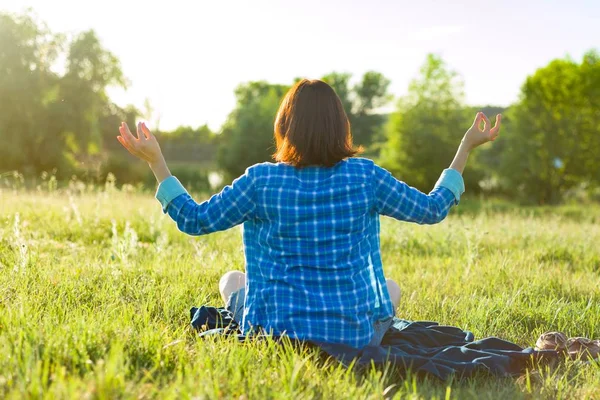 Vrouw Mediteren Praktizerende Yoga Natuur Uitzicht Vanaf Achterkant Zonsondergang Rustieke — Stockfoto